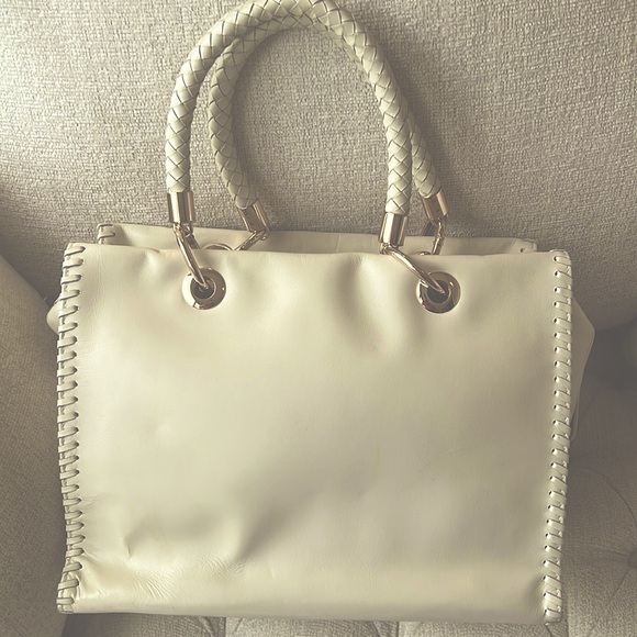 St. John Vanilla/Gold Hand bag. - Picture 2 of 9
